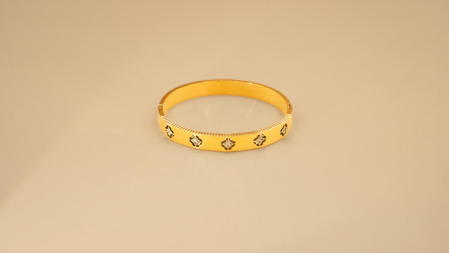 Zircon clover hollow outline bangle