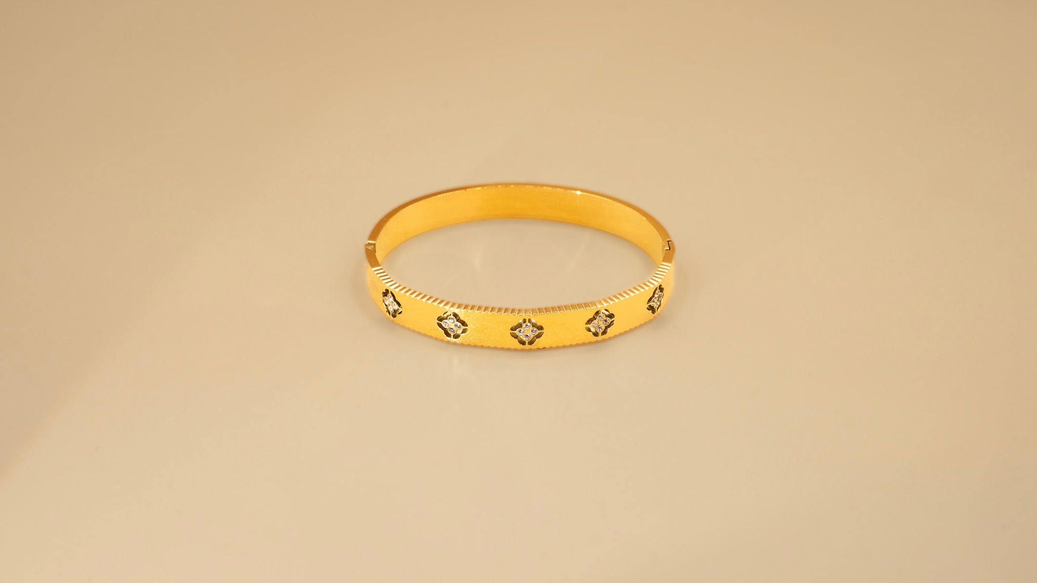 Zircon clover hollow outline bangle